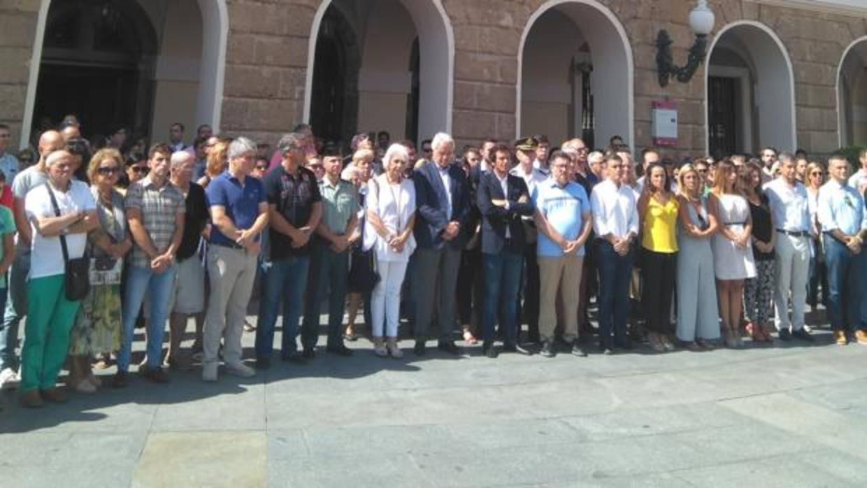 Asistentes a la concentración en el Ayuntamiento de la capital