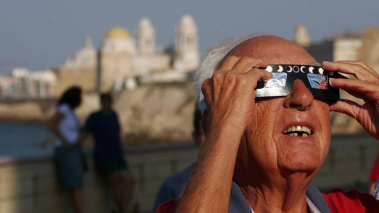 Un anciano observa un eclipse desde Cádiz