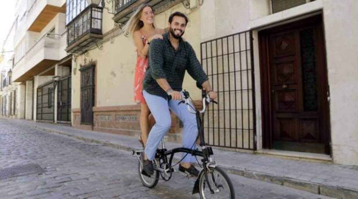 Juan Meira con la bicicleta con la que este martes irá a Roma por una buena causa
