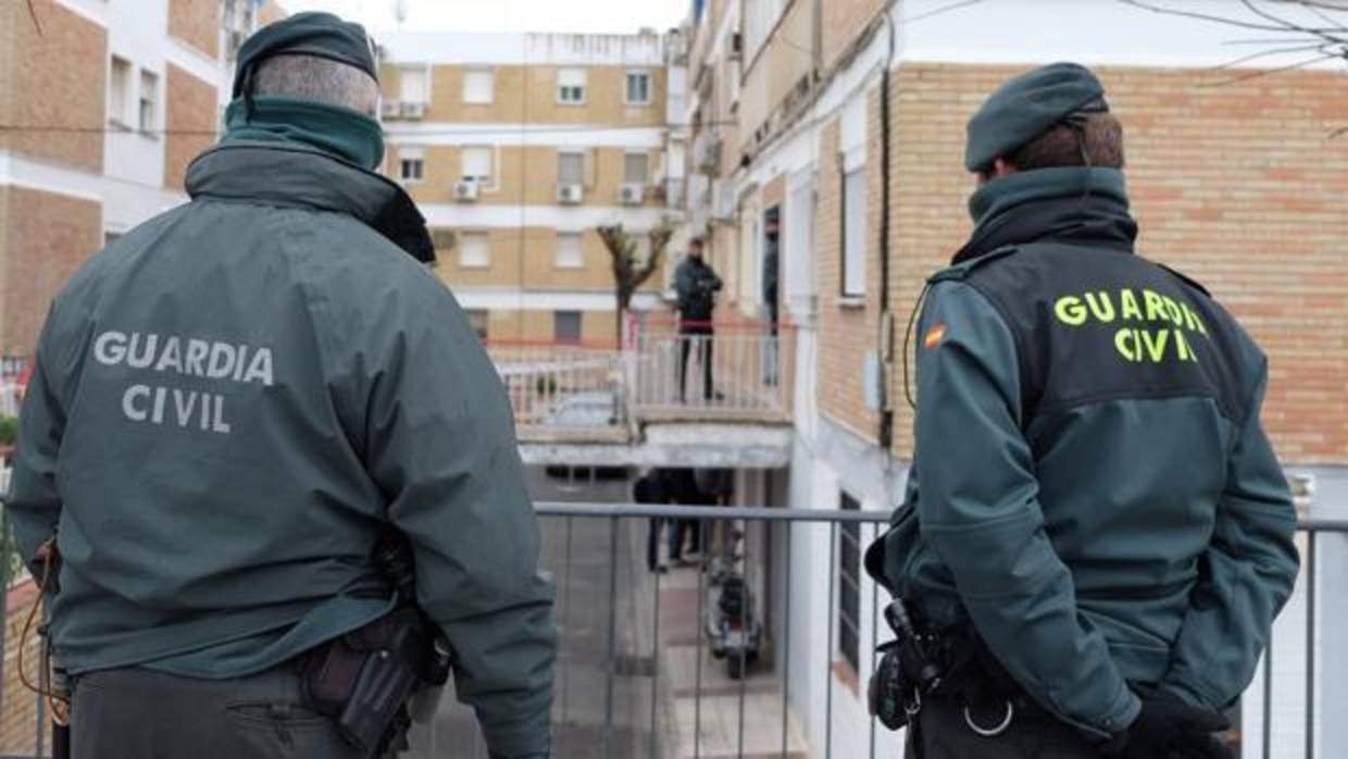 Dos agentes de la Guardia Civil