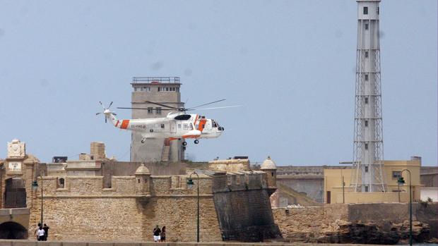 La autopsia del cadáver encontrado cerca del Faro de San Sebastián no revela suicidio ni muerte violenta