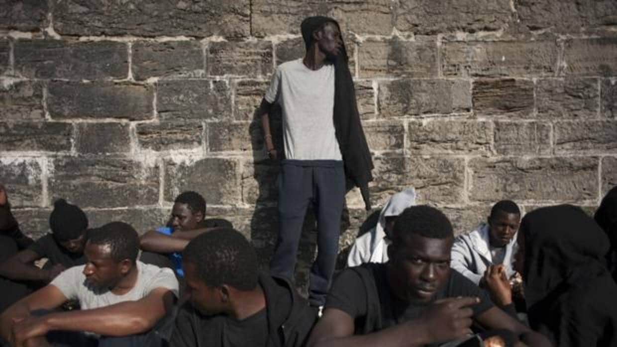 Inmigrantes en el puerto de Tarifa.