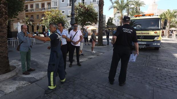 Preparativos para la instalación de bolardos en San Juan de Dios