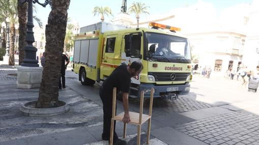 Preparativos para la instalación de bolardos en San Juan de Dios