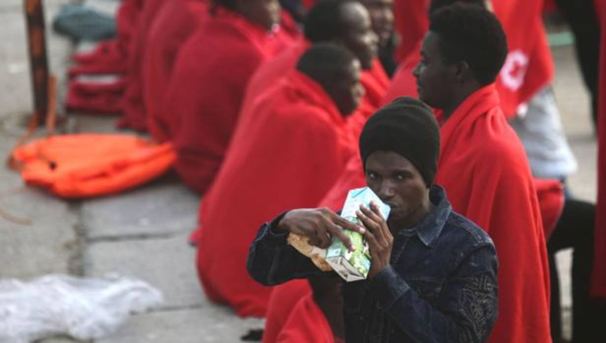 Llegada al puerto de Tarifa de los inmigrantes