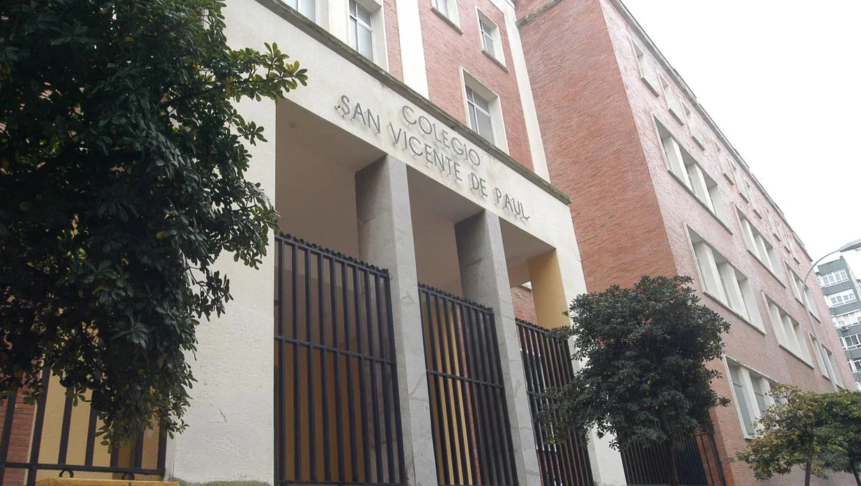 Facahda del colegio San Vicente de Paúl, en Cádiz.