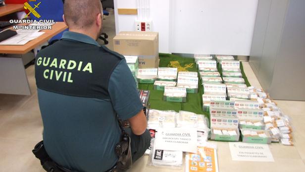 Acuden a un incendio y localizan 226 paquetes de tabacos de contrabando en un taller de Utrera