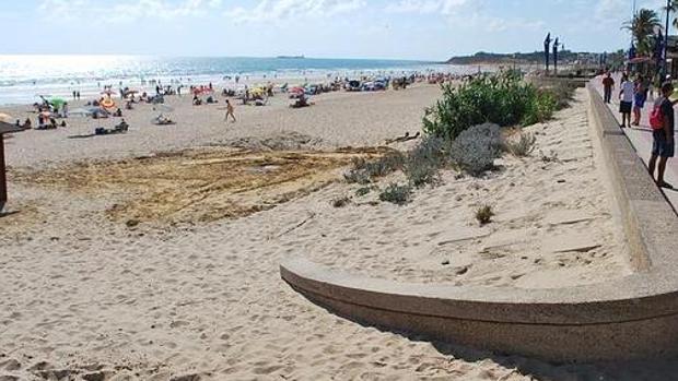 Fallece una mujer en la playa de la Barrosa