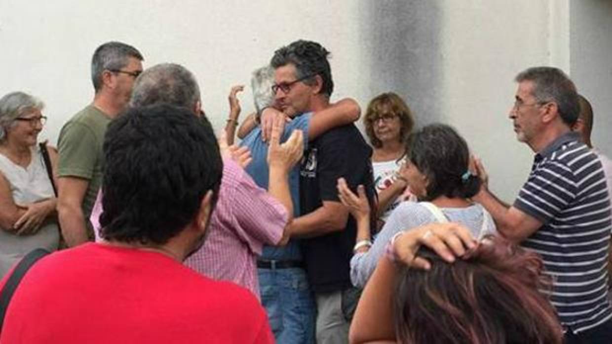 Clavero, recibido entre abrazos por compañeros y familiares el pasado domingo tras salir en libertad.