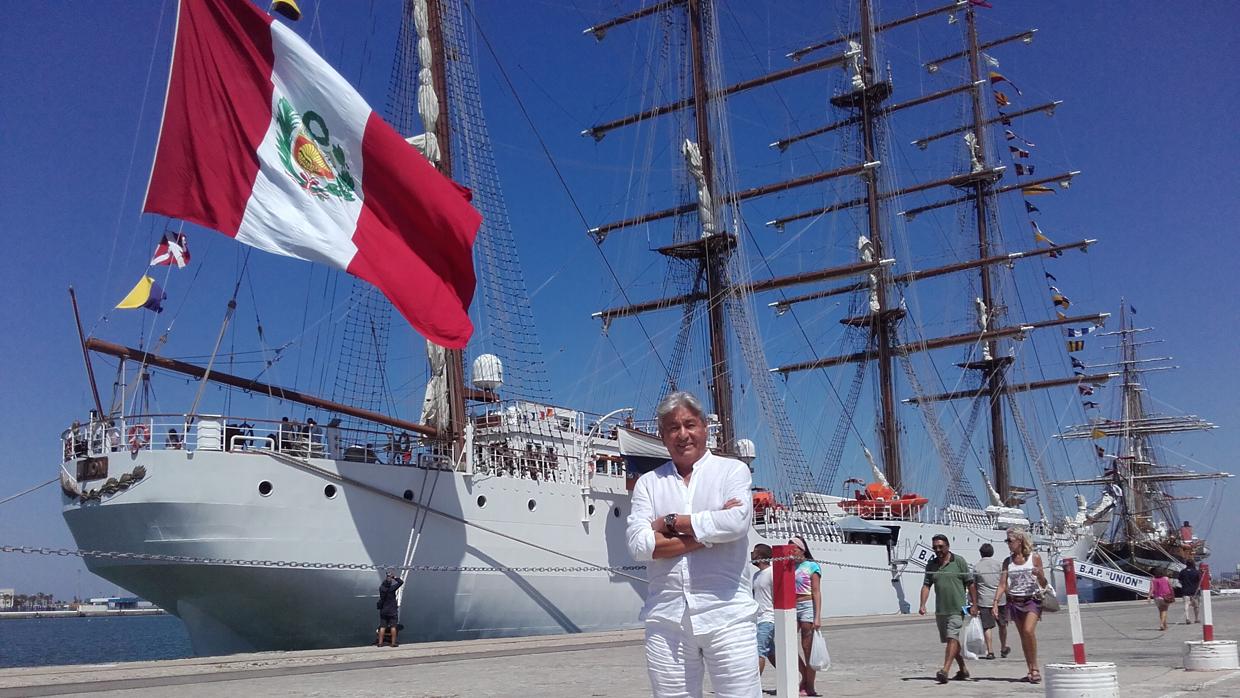El doctor Mario Velarde, delante del buque 'Unión'