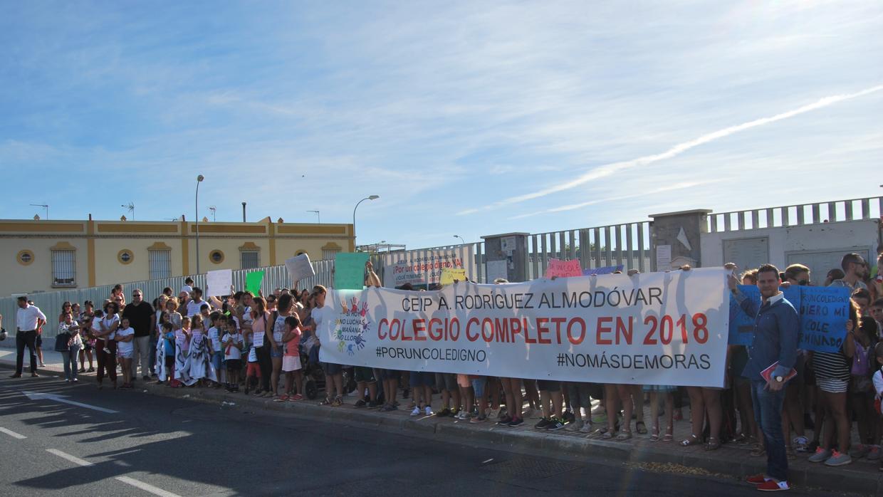 Manifestación de los padres de los alumnos del colegio Rodríguez Almodóvar