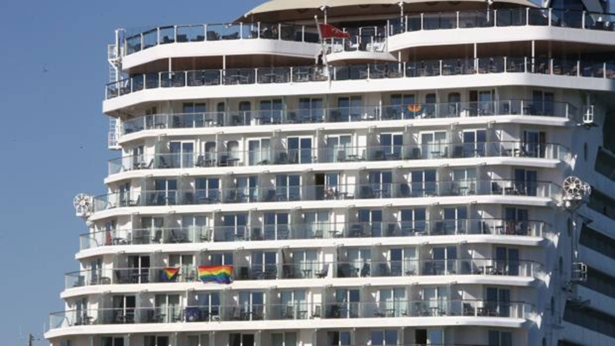 Los pasajeros del crucero adornan sus cabinas con banderas arcoiris