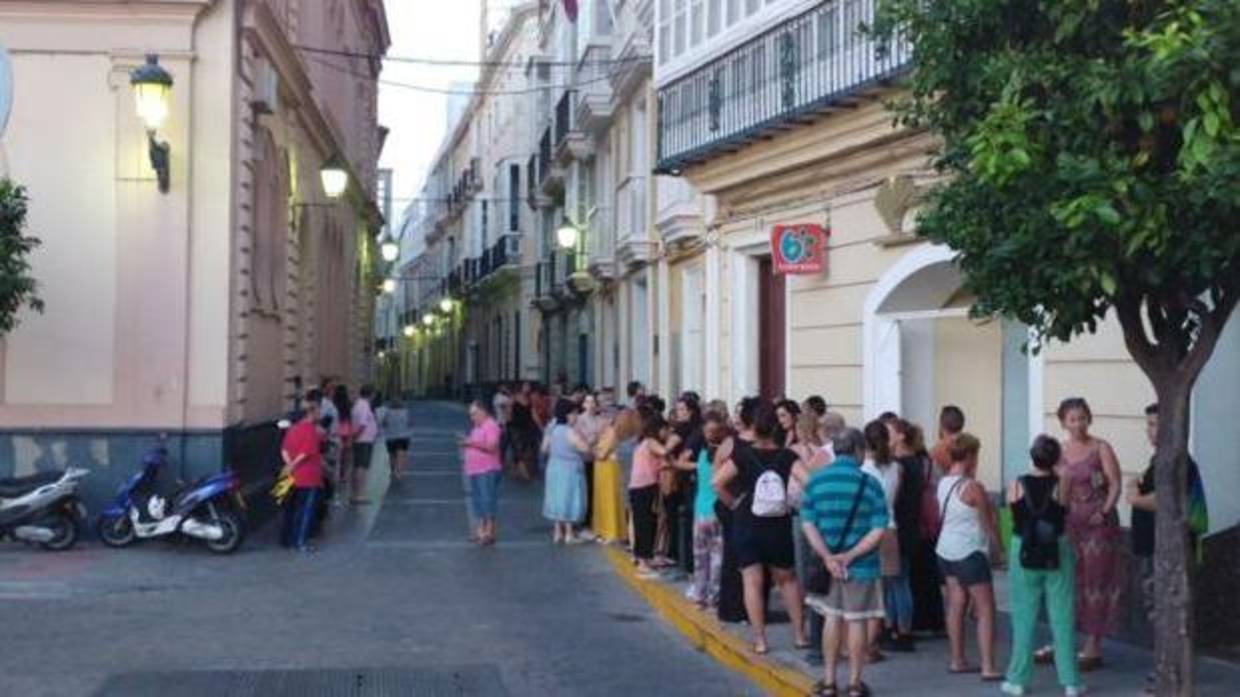 Cola del primer lunes de septiembre a las 7.50 horas en la puerta de Servicios Sociales.