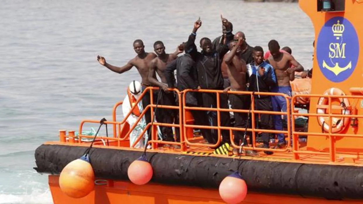 Rescatan 29 inmigrantes, tres menores, de una patera en el Estrecho