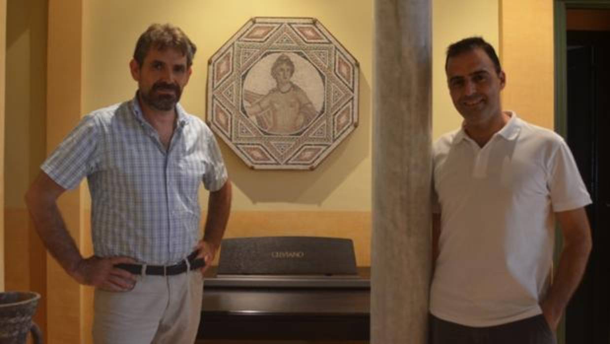 Manuel y Ángel son dos grandes aficionados sevillanos a los mosaicos de estilo clásico