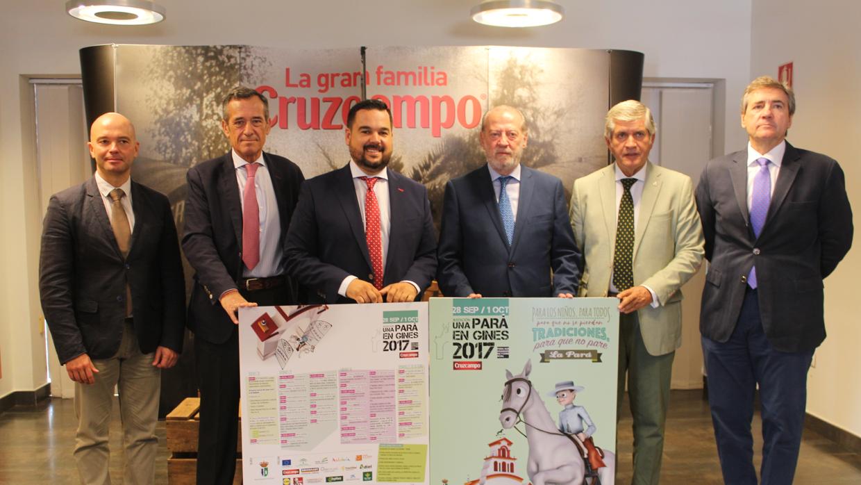 Presentación de «Una Pará en Gines», con la presencia del presidente de la Diputación y el alcalde