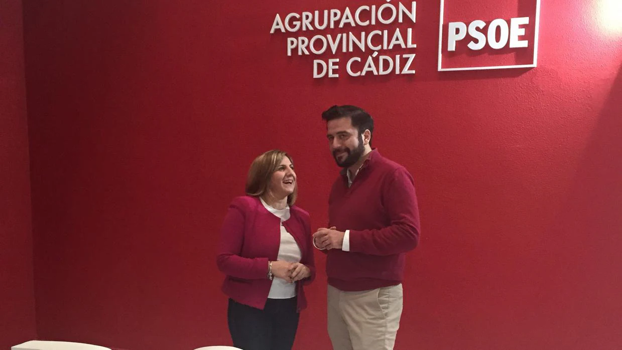 Irene García y Fran González conversan en la sede provincial del PSOE.