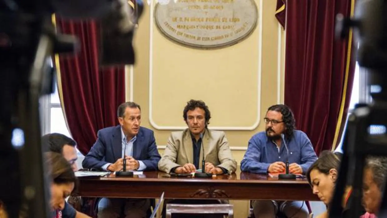 Los alcaldes de Chiclana, Cádiz y Medina, durante la rueda de prensa.