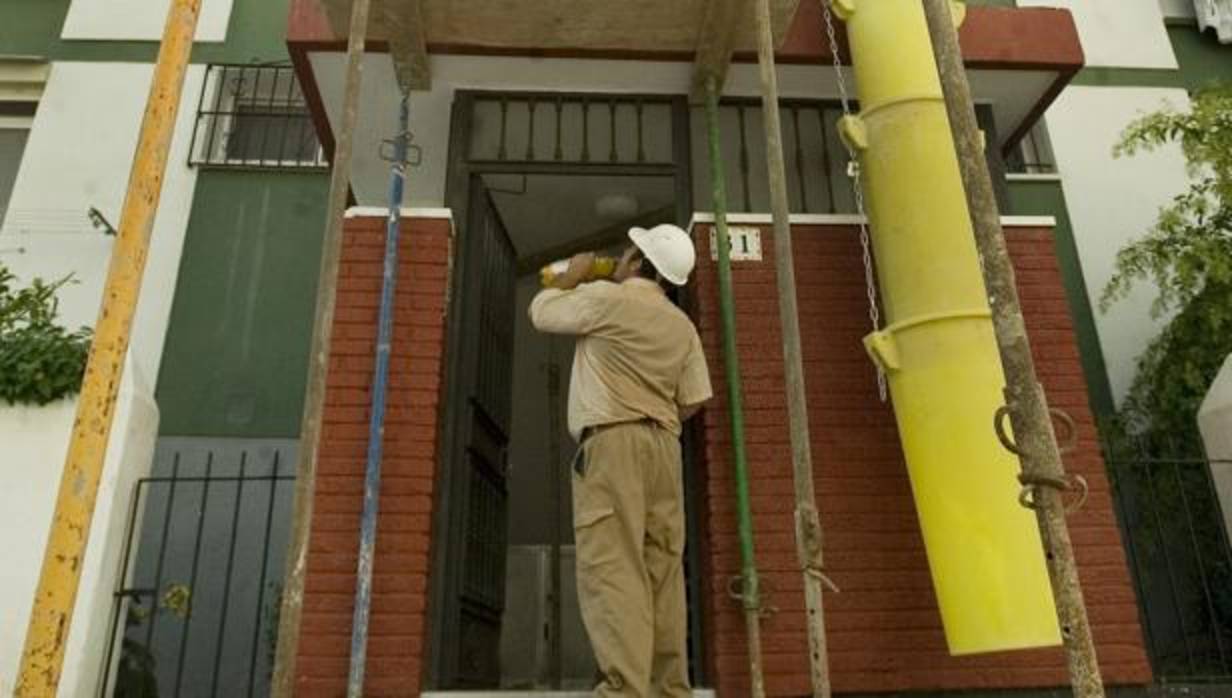 Edificio de la barriada de la Paz en rehabilitación