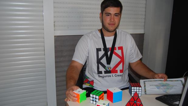 Un loreño de 19 años, el segundo más rápido en resolver un cubo de Rubik