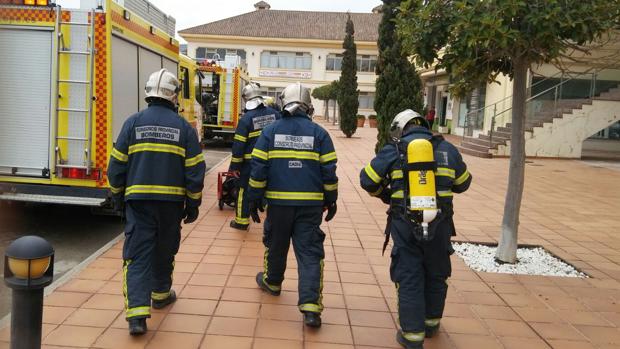 Incendio en los contadores del Centro Comercial de San Roque