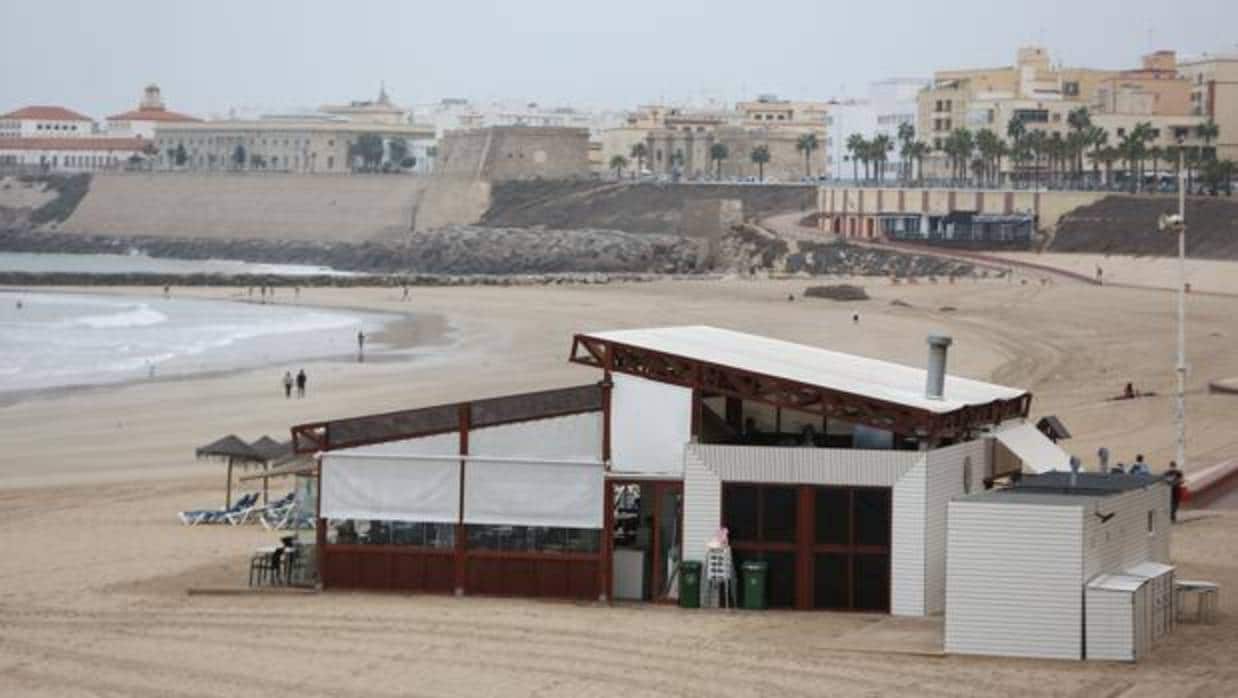 Imagen tomada ayer de uno de los chiringitos que siguen abiertos en la playa de Santa María