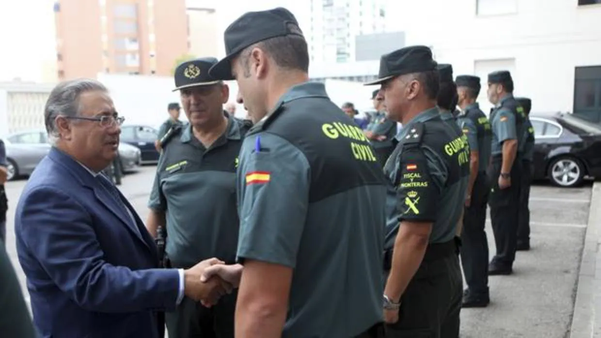 Imagen de la visita el pasado mes de agosto del ministro del Interior a la comandancia de la Guardia Civil de Algeciras.