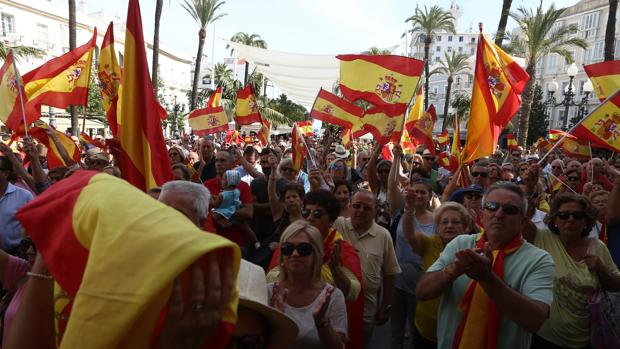 Una marea rojigualda se concentra en Cádiz y San Fernando contra el plan secesionista