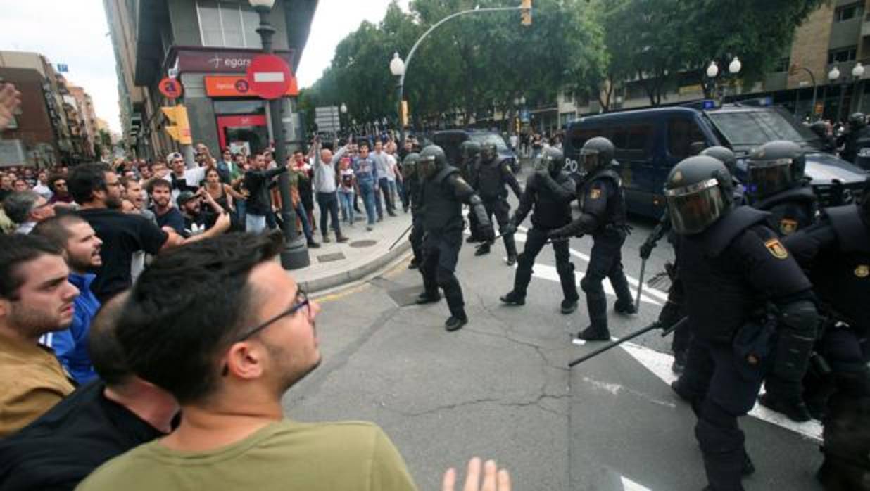 Policía Nacional y G.Civil actúan para evitar la votación del 1-0 en colegios