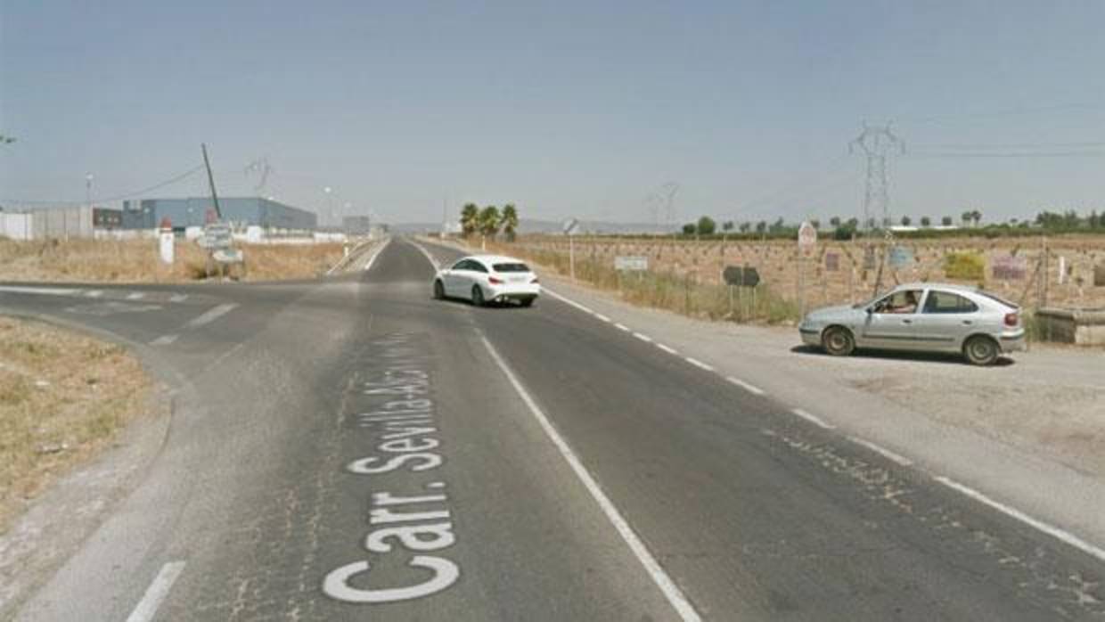 El accidente ha tenido lugar en el kilómetro 16 de la carretera A-8006, entre Alcalá del Río y La Algaba