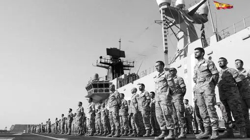 Infantes de Marina sobre la cubierta del Juan Carlos I.