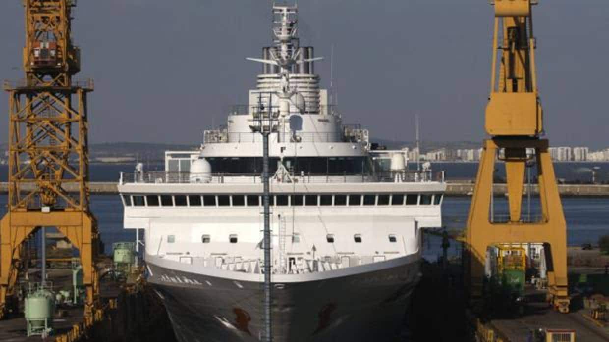 Imagen de un crucero en reparación en el astillero de Cádiz
