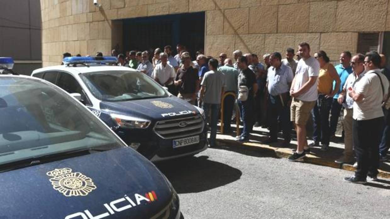 Imagen de los policías que se han concetrado en Cádiz.