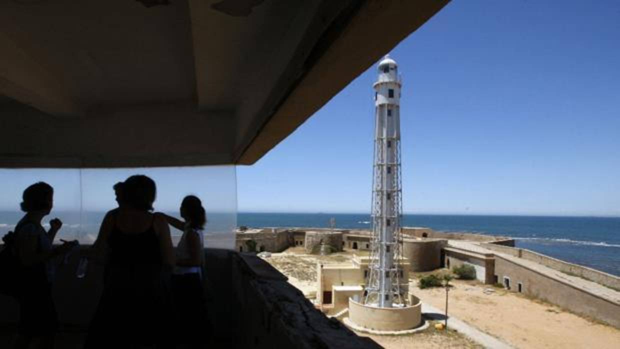 Comienza la obra de mejora del Faro de Cádiz con la reparación de estructuras dañadas y otras tareas