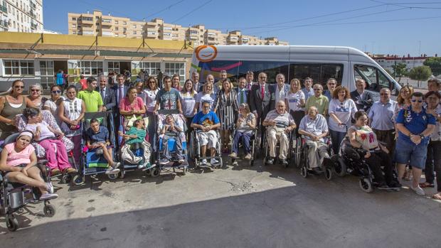 Carrefour dona un vehículo adaptado a UPACE San Fernando