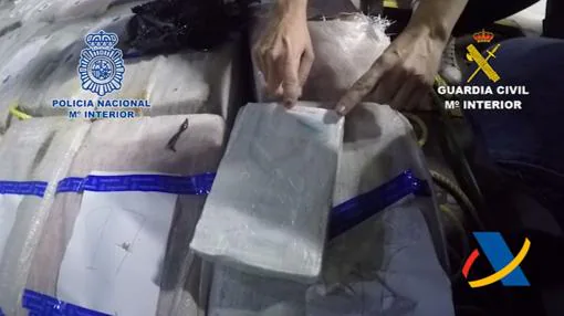 El abordaje al barco de las 3,8 toneladas de cocaína: muy peligroso y a oscuras