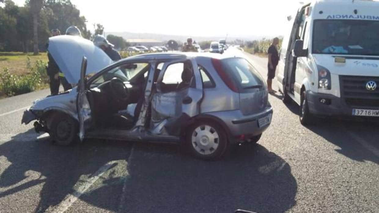 Rescatan una conductora atrapada en su coche tras un accidente con un remolque en Tarifa