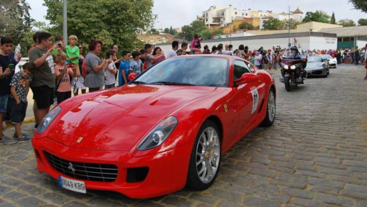 Uno de los modelos de Ferrari que se han podido ver en Alcalá de Guadaíra