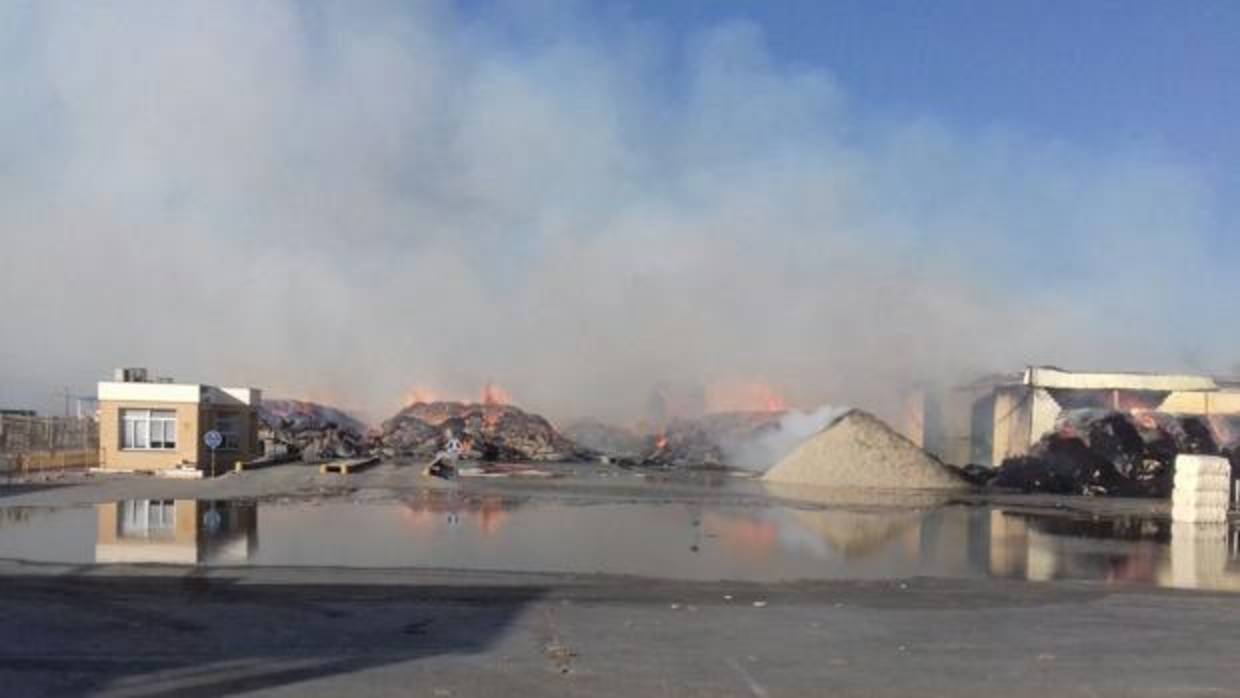 El espectacular resultado del incendio de la fábrica de algodón de Lebrija