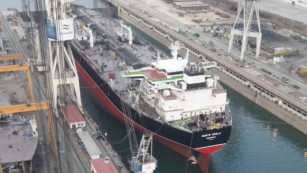 El 'Monte Udala' ya flota en la Bahía de Cádiz