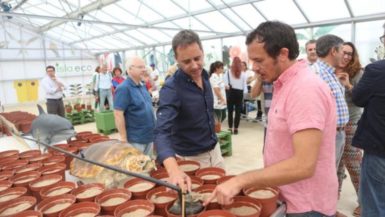 El alcalde, durante su visita al Centro de Formación Isla eco situado en el Parque Genovés.