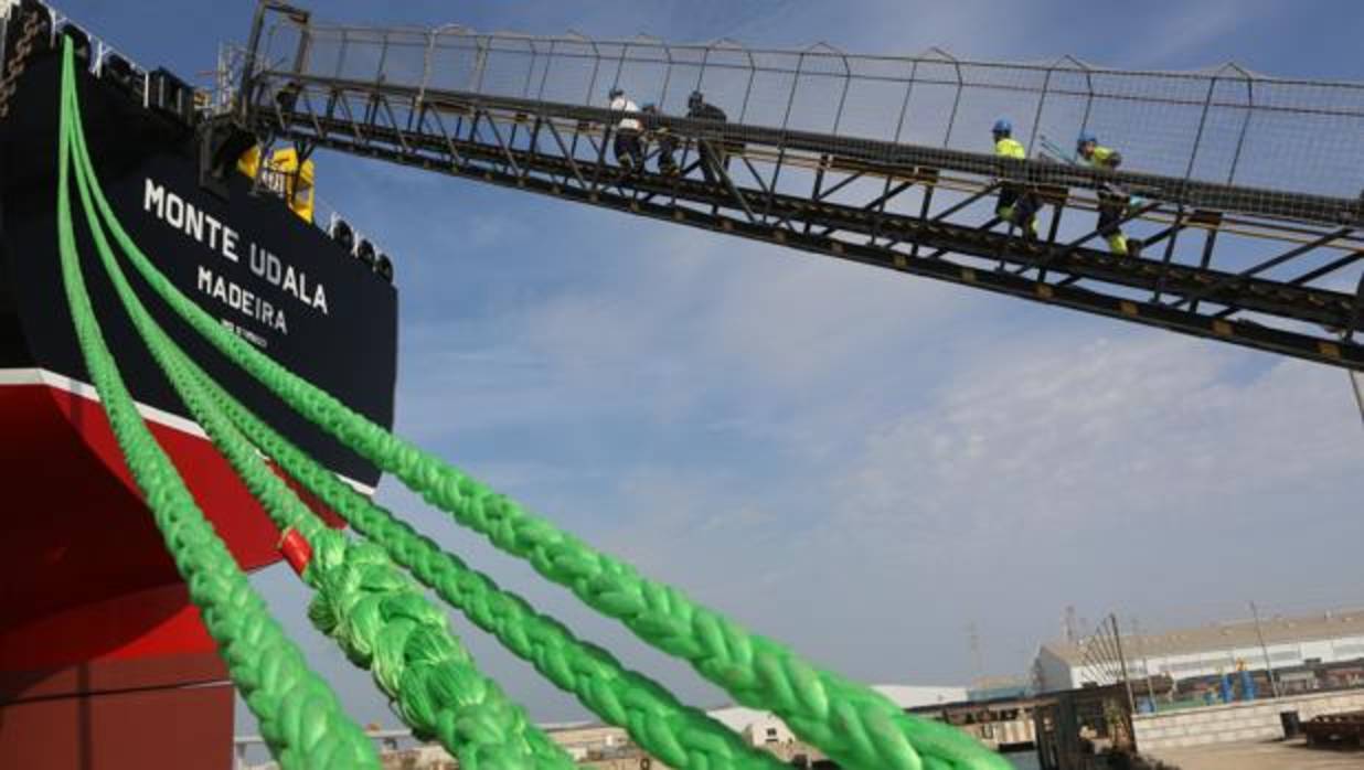 El primer petrolero, el 'Monte Udala', se encuntra ya a flote en la dársena del astillero de Puerto Real