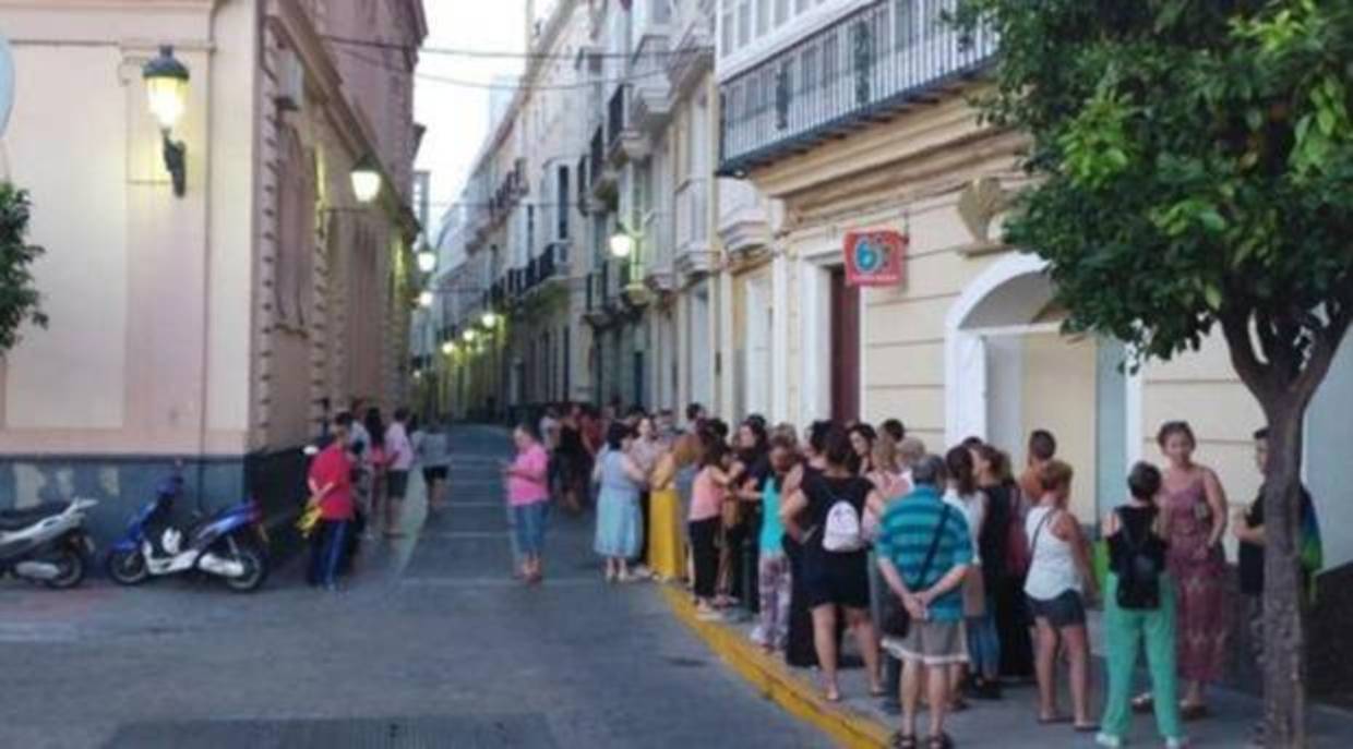 Las colas de espera a las puertas de la Delegación de Asuntos Sociales de Cádiz