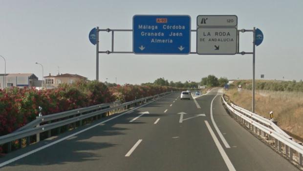 Muere un camionero al volcar su vehículo en la A-92, en La Roda de Andalucía (Sevilla)