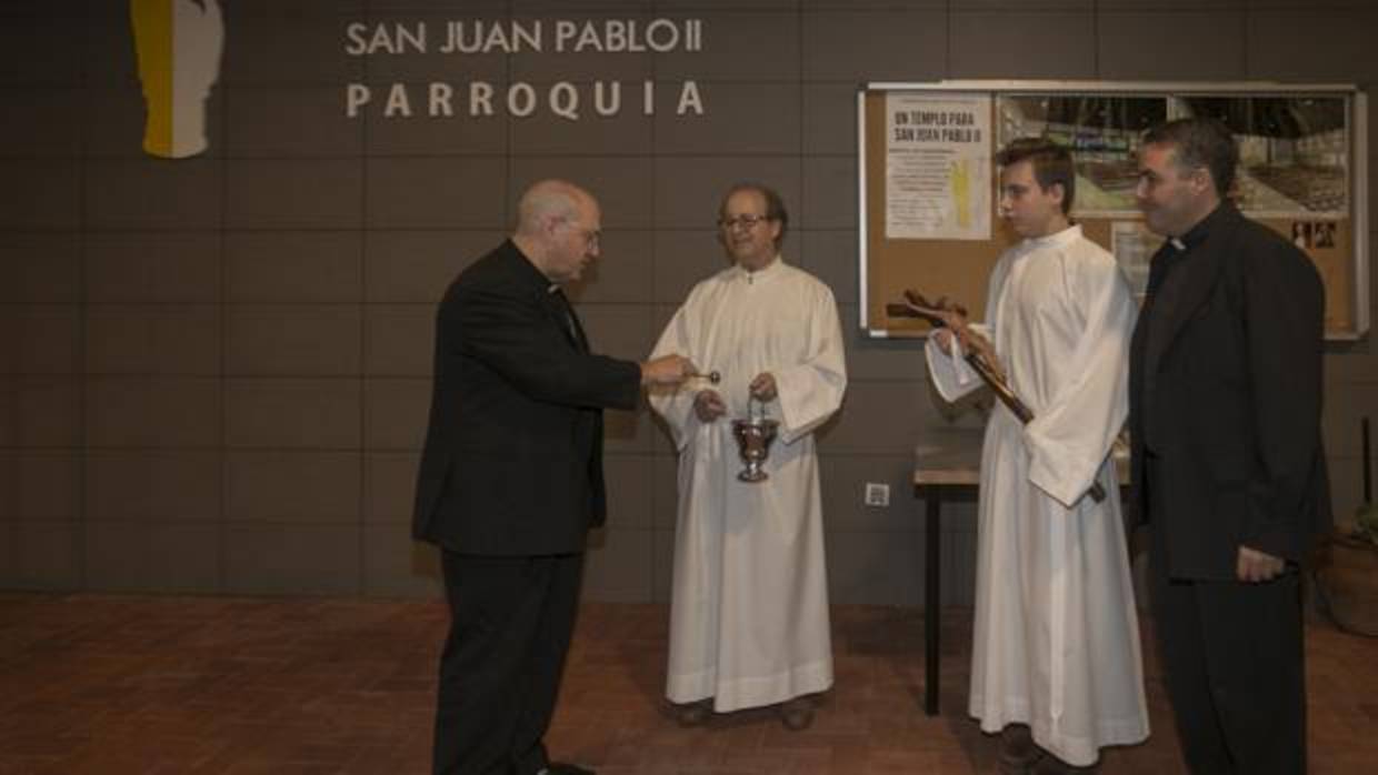 Santiago Gómez Sierra bendice la nueva parroquia