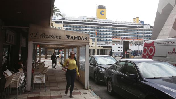 ¿Sabe qué es lo primero que ve un turista cuando pisa Cádiz?