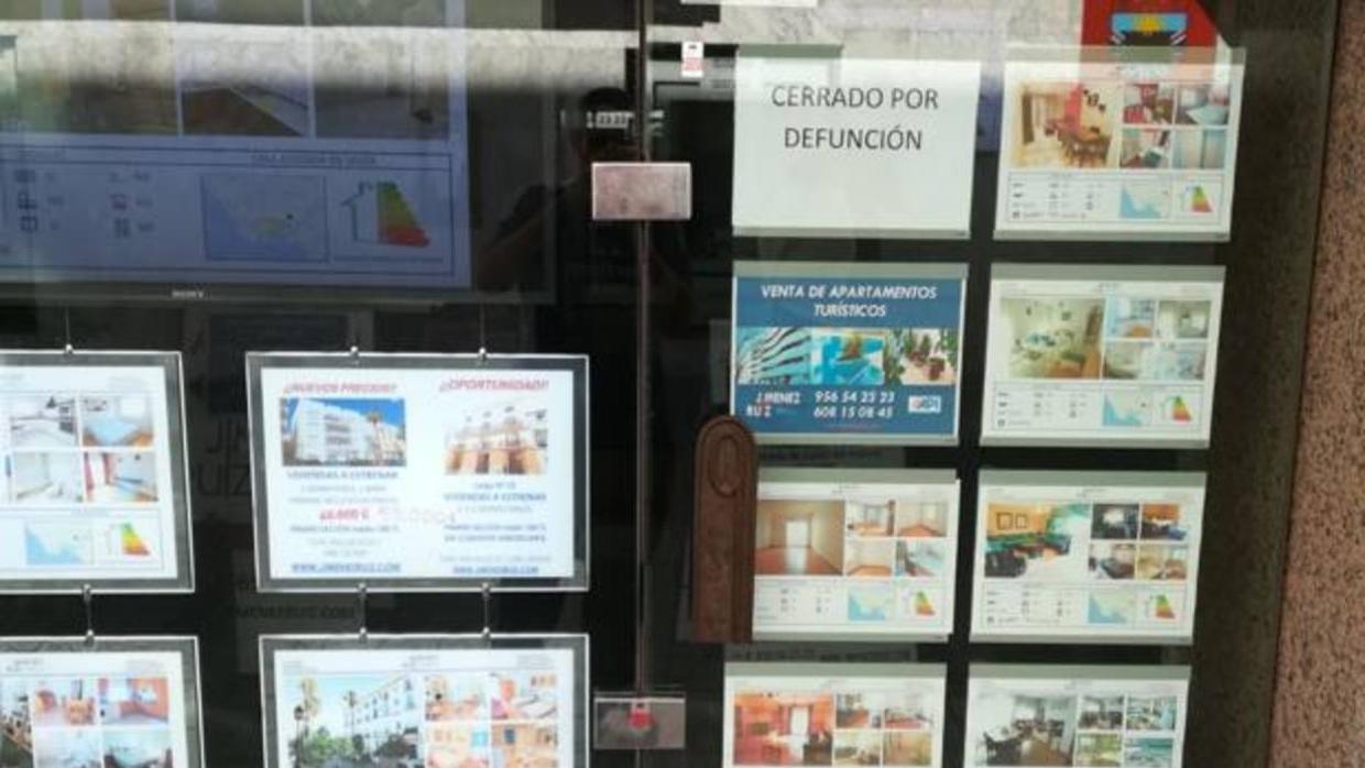 La inmobiliaria de la calle Luna, propiedad de la familia, cerrada hoy por defunción