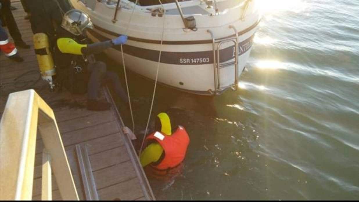 Rescatan cadáver de un hombre atrapado entre las hélices de un velero en Chiclana