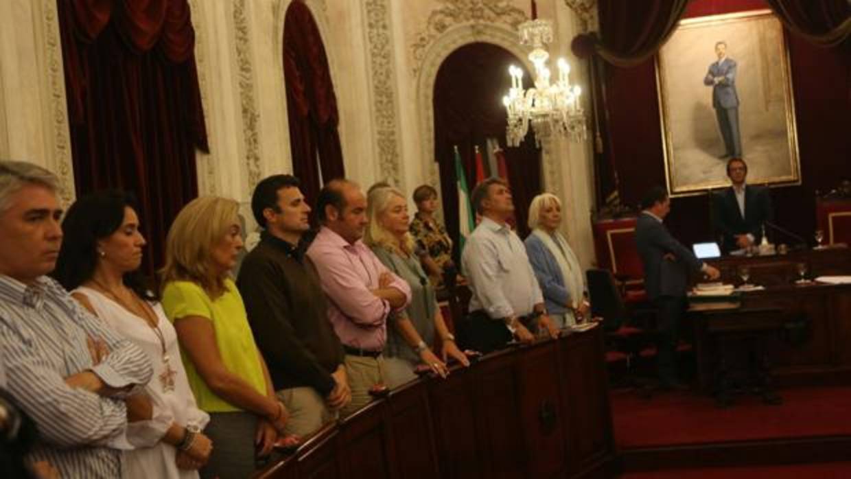 Los representantes políticos han guardado un minuto de silencio por el fallecimiento de José Manuel Hesle.