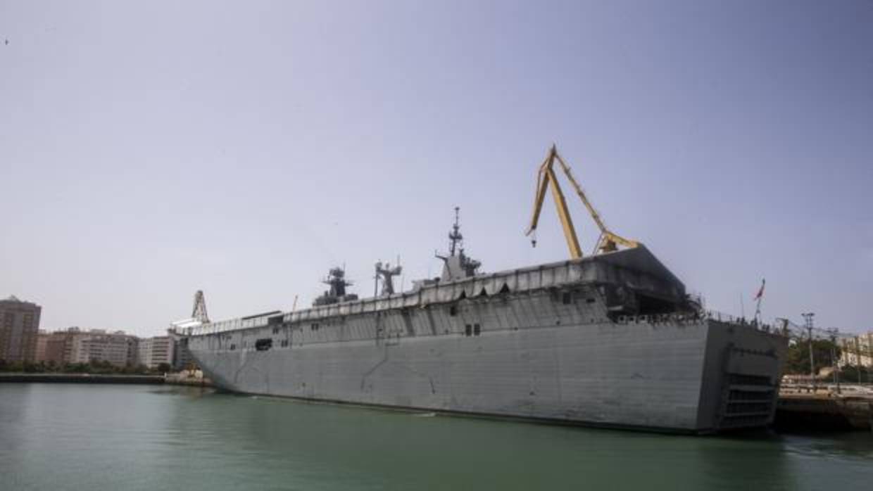 Imagen del ‘Juan Carlos I’ en uno de los muelles del astillero de Cádiz durante la varada del pasado verano